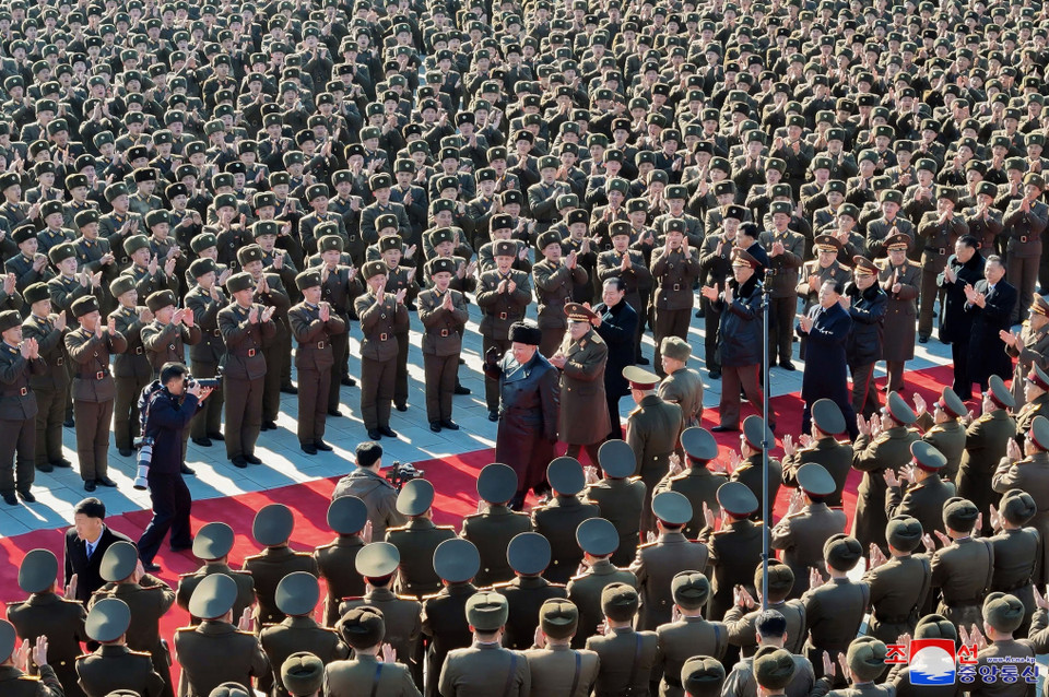 Nhà lãnh đạo Triều Tiên Kim Jong Un thăm Đại học Chính trị Kim Nhật Thành ở Bình Nhưỡng ngày 24/2/2025. (Ảnh: Yonhap/TTXVN)