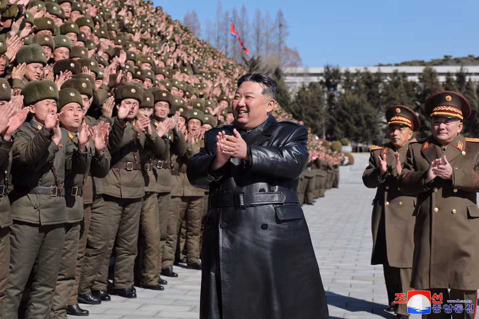 Nhà lãnh đạo Triều Tiên Kim Jong Un thăm Đại học Chính trị Kim Nhật Thành ở Bình Nhưỡng ngày 24/2/2025. (Ảnh: Yonhap/TTXVN)
