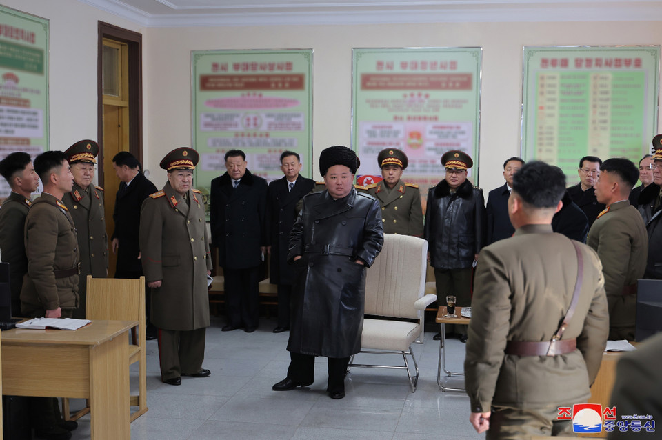 Nhà lãnh đạo Triều Tiên Kim Jong Un thăm Đại học Chính trị Kim Nhật Thành ở Bình Nhưỡng ngày 24/2/2025. (Ảnh: Yonhap/TTXVN)