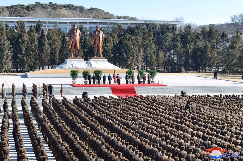 Nhà lãnh đạo Triều Tiên Kim Jong Un thăm Đại học Chính trị Kim Nhật Thành ở Bình Nhưỡng ngày 24/2/2025. (Ảnh: Yonhap/TTXVN)