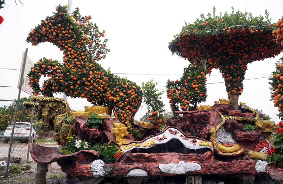 Tác phẩm "Mã đáo thành công" với tạo hình 8 chú ngựa đang phi nước đại của nhà vườn Hưng Tâm ở xã Mễ Sở (Hưng Yên) nặng 15 tấn, dài 8,6m, rộng 2,2m, cao 2,6m. (Ảnh: Nguyễn Công Hải/TTXVN)