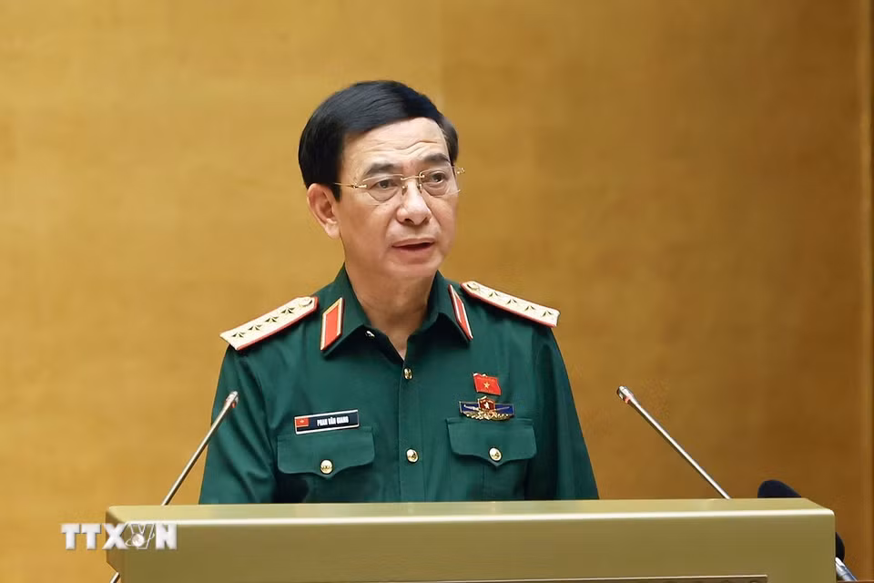 Phó Thủ tướng, Bộ trưởng Bộ Quốc phòng Phan Văn Giang, thừa ủy quyền của Thủ tướng Chính phủ trình bày tờ trình về 02 dự án: Luật Phòng, chống phổ biến vũ khí hủy diệt hàng loạt; Luật sửa đổi, bổ sung một số điều của 09 luật về quân sự, quốc phòng. (Ảnh: Doãn Tấn/TTXVN)