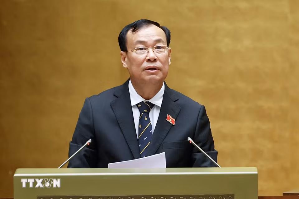 Chủ nhiệm Ủy ban Quốc phòng, An ninh và Đối ngoại của Quốc hội Lê Tấn Tới trình bày báo cáo thẩm tra về 02 dự án: Luật Phòng, chống phổ biến vũ khí hủy diệt hàng loạt; Luật sửa đổi, bổ sung một số điều của 09 luật về quân sự, quốc phòng. (Ảnh: Doãn Tấn/TTXVN)