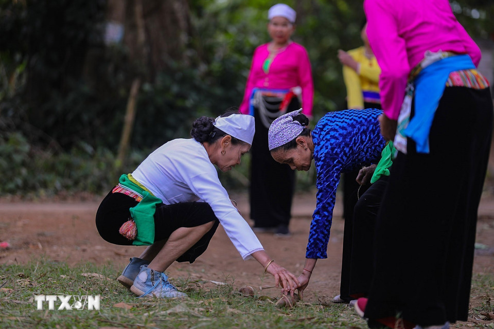 Trò chơi này thường diễn ra trên nền sân đất bằng phẳng, với sự tham gia của cả người lớn và thanh niên, tạo không khí sôi động trong cộng đồng. (Ảnh: Trọng Đạt/TTXVN)