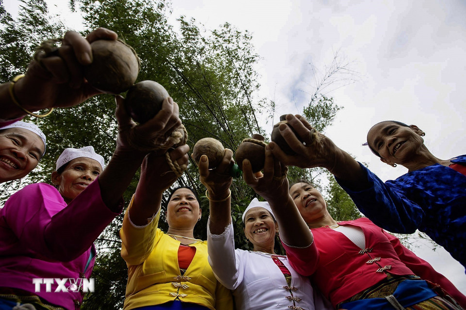 Trò chơi đánh cù cùng với các trò dân gian khác góp phần tạo không khí vui tươi, tăng sự gắn kết cộng đồng và khơi dậy bản sắc văn hóa dân tộc Mường. (Ảnh: Trọng Đạt/TTXVN)