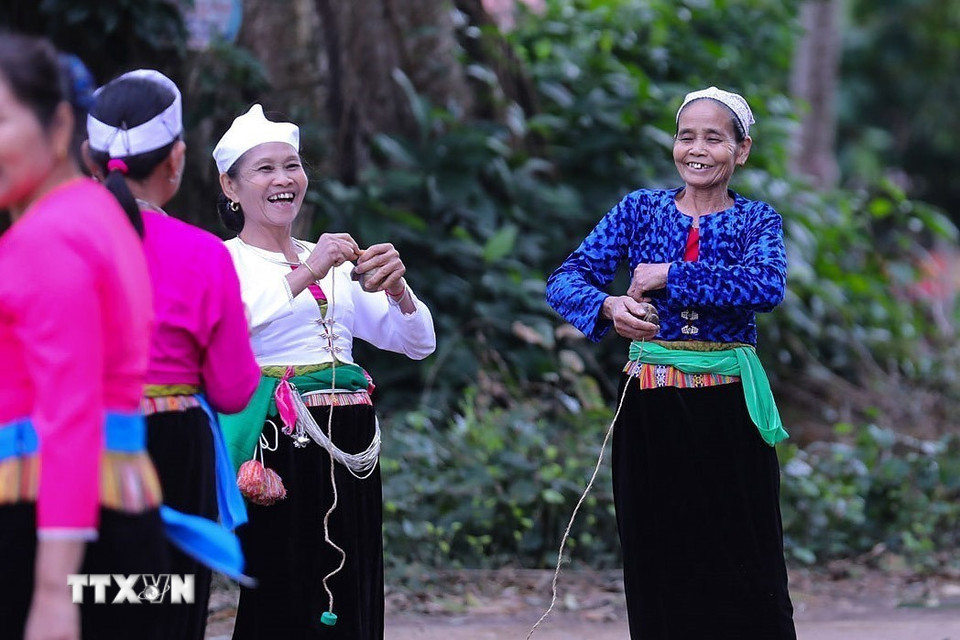 Trong các lễ hội truyền thống của người Mường, trò chơi đánh cù cùng với các trò dân gian khác góp phần tạo không khí vui tươi, tăng sự gắn kết cộng đồng và khơi dậy bản sắc văn hóa dân tộc. (Ảnh: Trọng Đạt/TTXVN)