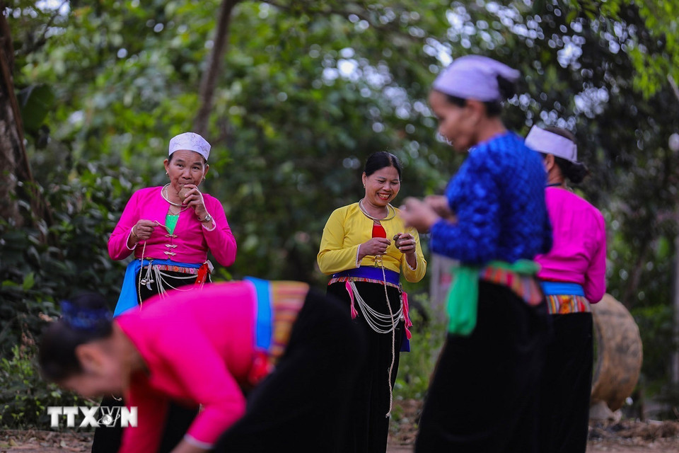 Trong các lễ hội truyền thống của người Mường, trò chơi đánh cù cùng với các trò dân gian khác góp phần tạo không khí vui tươi, tăng sự gắn kết cộng đồng và khơi dậy bản sắc văn hóa dân tộc. (Ảnh: Trọng Đạt/TTXVN)