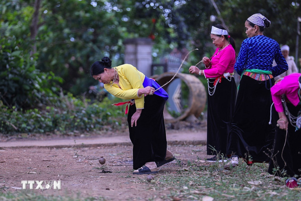Con cù của bên nào ngừng quay sớm hơn thì đội đó thua. (Ảnh: Trọng Đạt/TTXVN)