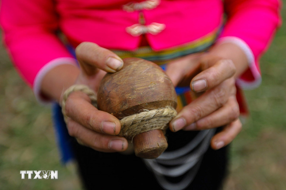 Con cù (con quay) thường được chế tác bằng gỗ cứng, hình dáng cân đối sao cho con quay có thể xoay tròn lâu dưới mặt đất. (Ảnh: Trọng Đạt/TTXVN)