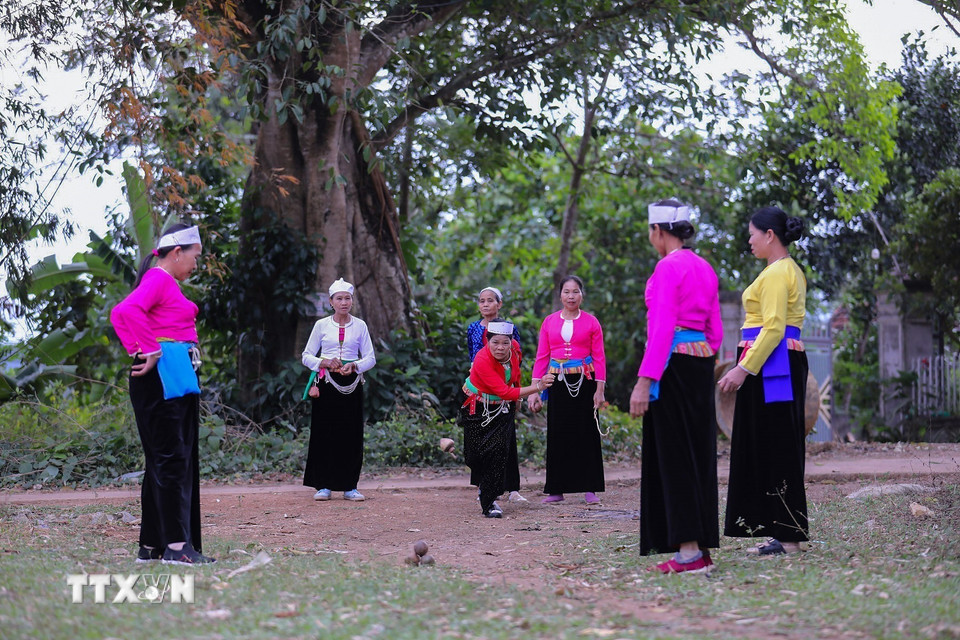 Trò đánh cù thường diễn ra theo hai nhóm hoặc hai đội thi đấu với nhau. (Ảnh: Trọng Đạt/TTXVN)