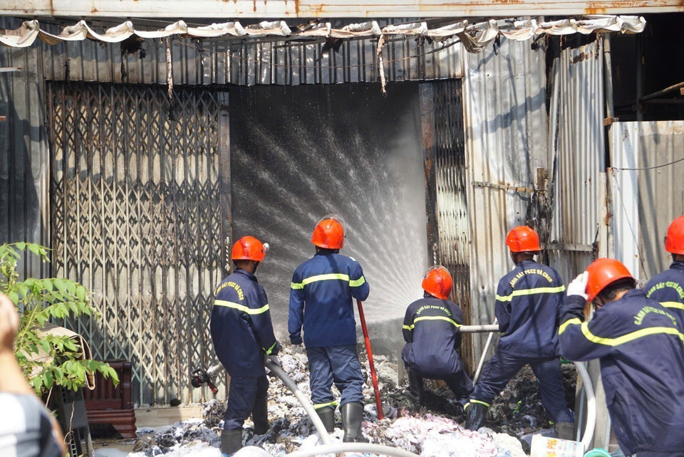 Lực lượng chức năng khống chế đám cháy tại nhà kho chứa vải ở phường An Khê, thành phố Đà Nẵng. (Ảnh: TTXVN phát)