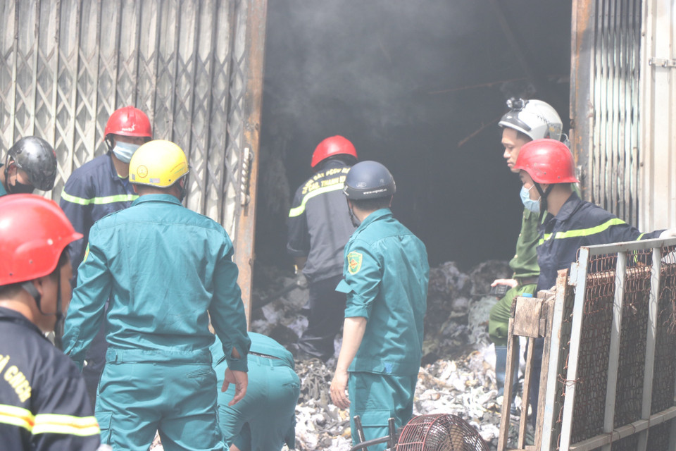 Lực lượng chức năng khống chế đám cháy tại nhà kho chứa vải ở phường An Khê, thành phố Đà Nẵng. (Ảnh: TTXVN phát)