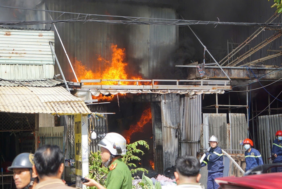 Hiện trường vụ cháy tại nhà kho chứa vải ở phường An Khê, thành phố Đà Nẵng. (Ảnh: TTXVN phát)