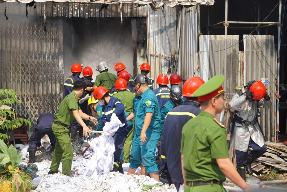 Lực lượng chức năng khống chế đám cháy tại nhà kho chứa vải ở phường An Khê, thành phố Đà Nẵng. (Ảnh: TTXVN phát)