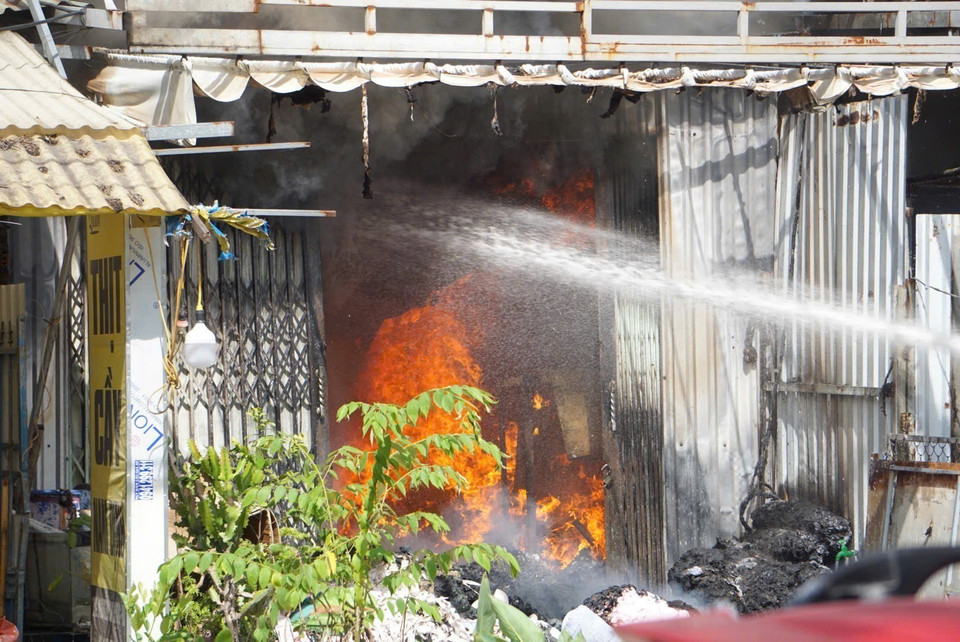 Lực lượng chức năng khống chế đám cháy tại nhà kho chứa vải ở phường An Khê, thành phố Đà Nẵng. (Ảnh: TTXVN phát)