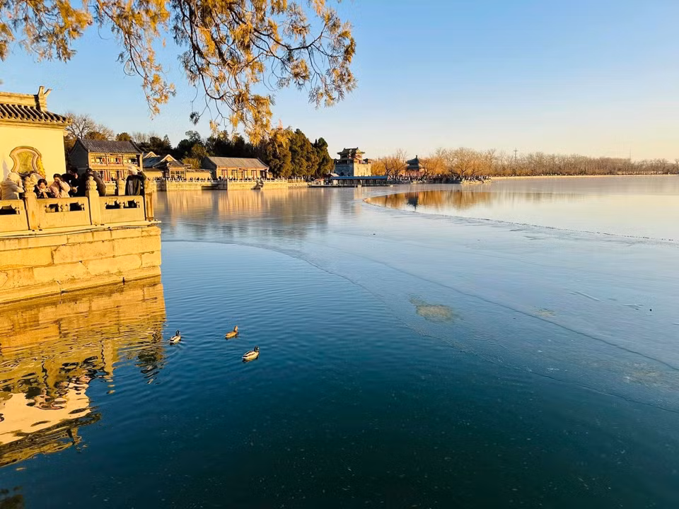 Hồ Côn Minh là nơi đẹp nhất của Di Hoà Viên, được thiết kế với quy mô rộng hơn 2.9km2, trong đó 2.2km2 là nước. Chính vì thế, cách bày trí nơi đây thể hiện rõ nét phong cách Tây Hồ, Trung Quốc.