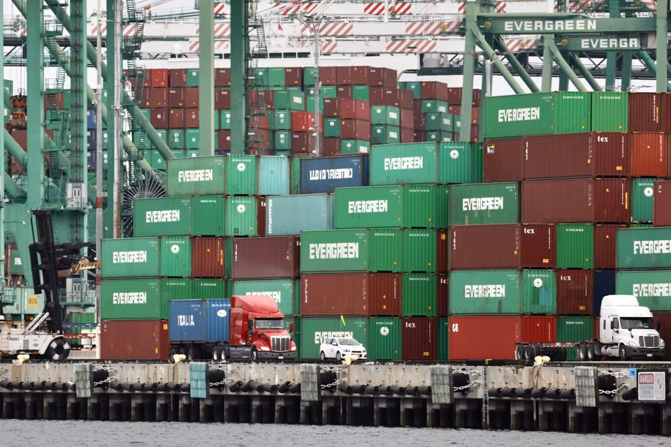 Tổ chức Hợp tác và Phát triển Kinh tế (OECD) ngày 3/6/2026 cảnh báo xung đột tại Trung Đông đang làm suy giảm triển vọng tăng trưởng kinh tế toàn cầu. Trong báo cáo Triển vọng kinh tế mới nhất, OECD dự báo tăng trưởng kinh tế toàn cầu sẽ giảm từ mức 3,4% năm 2025 xuống còn 2,8% vào năm 2026, trước khi phục hồi lên khoảng 3,1% vào năm 2027 trong kịch bản cơ sở. (Ảnh: THX/TTXVN)
