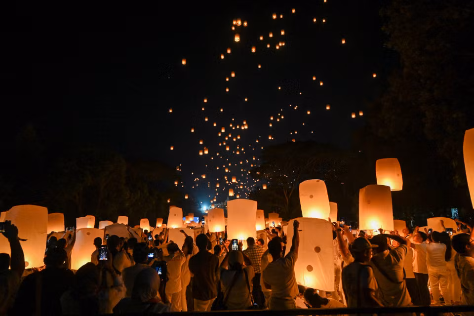 Tối 31/5/2026, hàng nghìn chiếc đèn lồng đã đồng loạt được thả lên bầu trời đêm tại khu phức hợp đền Borobudur, tỉnh Trung Java, tạo nên khung cảnh lung linh và huyền ảo. Sự kiện nằm trong khuôn khổ Lễ hội Đèn lồng Waisak Quốc gia Borobudur 2026 – một trong những hoạt động được mong đợi nhất của Đại lễ Vesak 2570 Phật lịch tại Indonesia. (Ảnh: THX/TTXVN)
