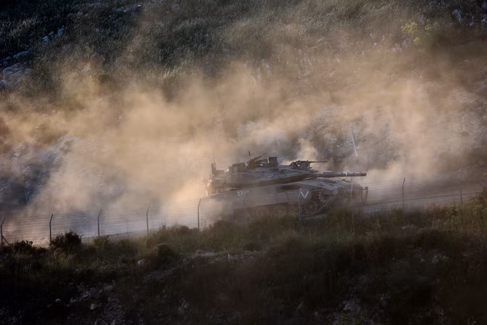 Israel và Liban ngày 3/6/2026 đã nhất trí thực thi lệnh ngừng bắn, song nhấn mạnh thỏa thuận này đòi hỏi “sự chấm dứt hoàn toàn” các hoạt động bắn phá của Hezbollah. Trong ảnh: Lực lượng bộ binh Israel tham gia chiến dịch quân sự tại Beaufort Ridge, miền Nam Liban ngày 31/5/2026. (Ảnh: THX/TTXVN)