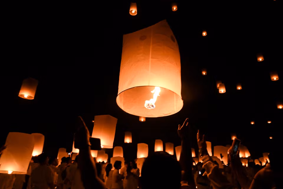 Tối 31/5/2026, hàng nghìn chiếc đèn lồng đã đồng loạt được thả lên bầu trời đêm tại khu phức hợp đền Borobudur, tỉnh Trung Java, tạo nên khung cảnh lung linh và huyền ảo. Sự kiện nằm trong khuôn khổ Lễ hội Đèn lồng Waisak Quốc gia Borobudur 2026 – một trong những hoạt động được mong đợi nhất của Đại lễ Vesak 2570 Phật lịch tại Indonesia. (Ảnh: THX/TTXVN)