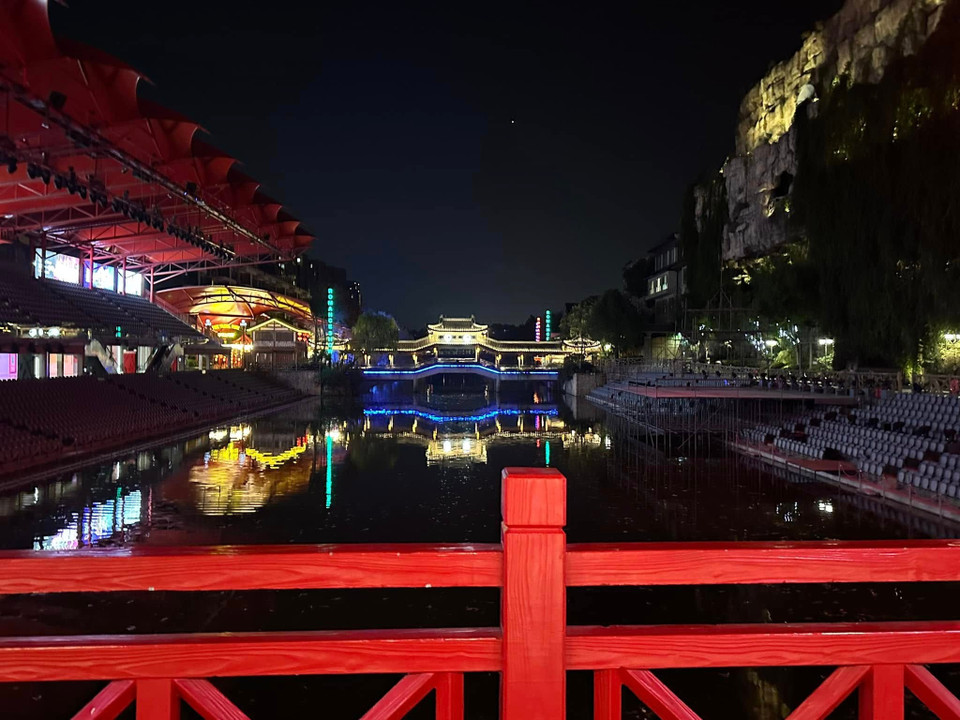 Show diễn này thuộc khu du lịch Tống Thành. Đây là điểm du lịch nhân tạo, tái hiện lại không gian cổ trang thời nhà Tống. Với các quán trà, quán ăn, gian nhà cổ cùng nhiều nhân viên trong trang phục thời xưa đi qua đi lại, khiến du khách như lạc vào quá khứ. (Ảnh: Anh Quang/Vietnam+)