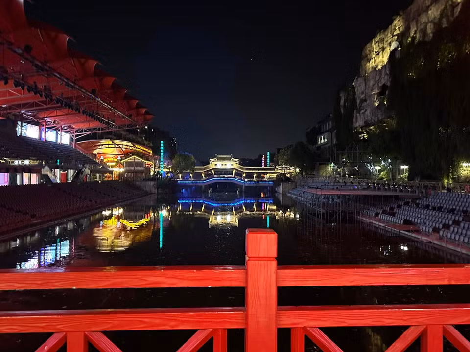 Show diễn này thuộc khu du lịch Tống Thành. Đây là điểm du lịch nhân tạo, tái hiện lại không gian cổ trang thời nhà Tống. Với các quán trà, quán ăn, gian nhà cổ cùng nhiều nhân viên trong trang phục thời xưa đi qua đi lại, khiến du khách như lạc vào quá khứ. (Ảnh: Anh Quang/Vietnam+)