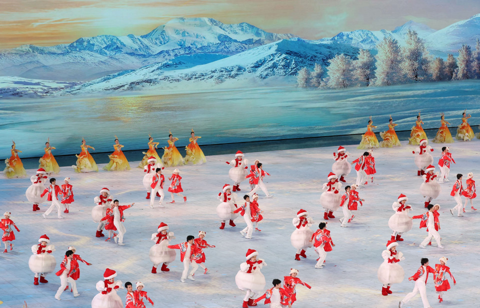 Tiết mục biểu diễn nghệ thuật tại Lễ bế mạc Á vận hội mùa Đông lần thứ 9 ở thành phố Cáp Nhĩ Tân, tỉnh Hắc Long Giang, Đông Bắc Trung Quốc ngày 14/2/2025. (Ảnh: THX/TTXVN)