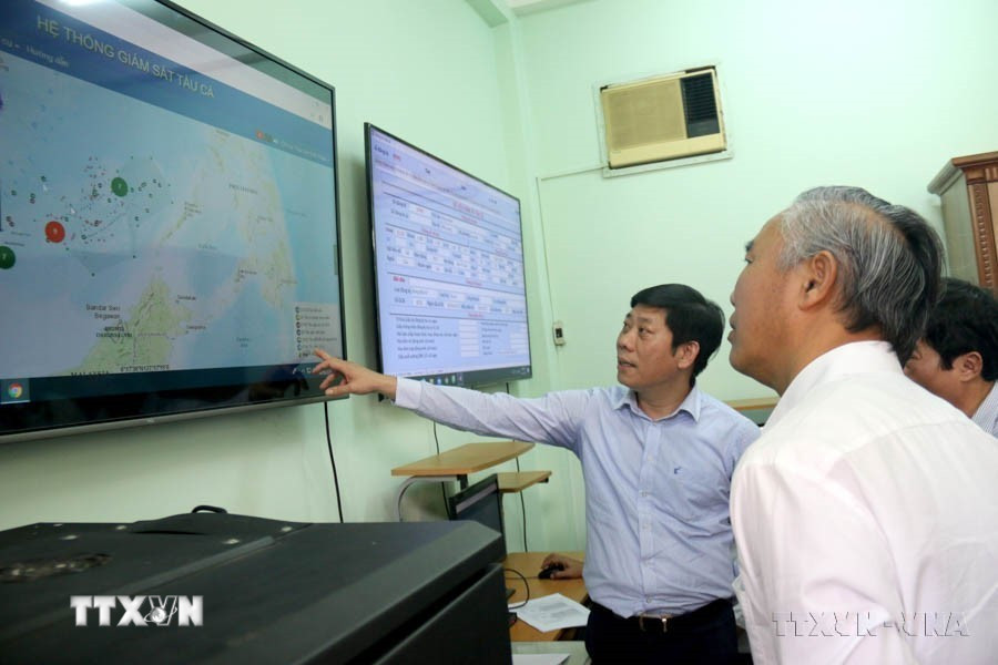 Đoàn công tác của Bộ Nông nghiệp và Phát triển nông thôn kiểm tra hệ thống giám sát tàu cá hoạt động trên biển tại Chi cục Thủy sản Bình Thuận (2020). (Ảnh: Nguyễn Thanh/TTXVN)