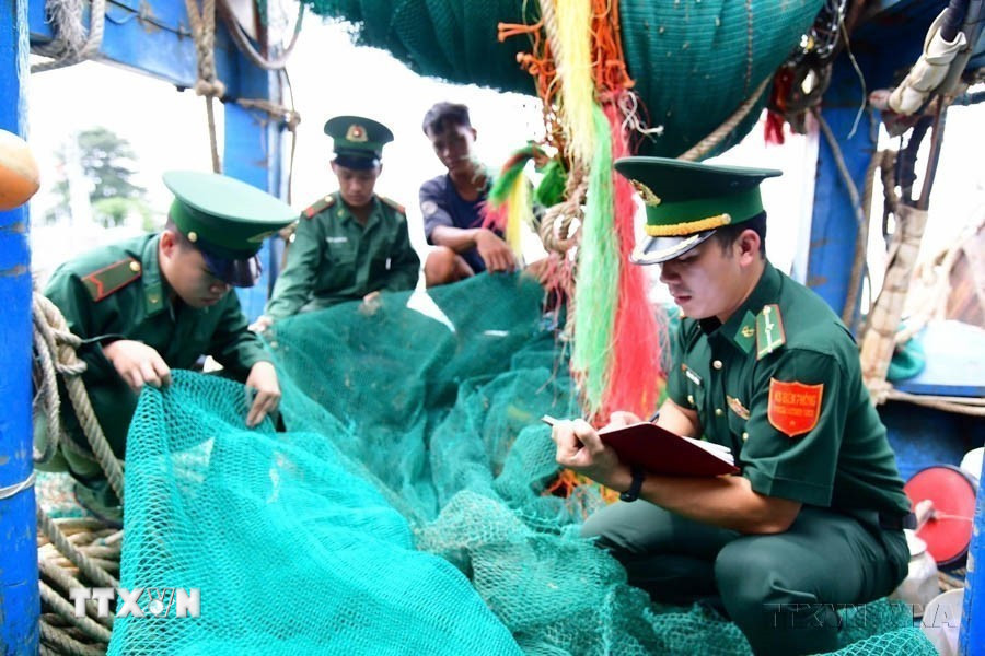 Biên đội III/24 (Hải đoàn Biên phòng 18, trụ sở đóng tại thành phố Vũng Tàu, tỉnh Bà Rịa-Vũng Tàu) kiểm tra vi phạm của tàu cá để làm rõ hành vi khai thác khai thác hải sản bất hợp pháp, không khai báo và không theo quy định (IUU). (Ảnh: TTXVN phát)