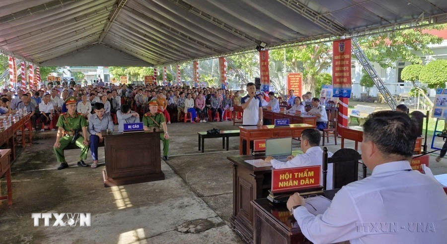 Bộ Tư lệnh vùng Cảnh sát biển 4 phối hợp cùng các cơ quan, đơn vị tổ chức phiên tòa giả định tuyên truyền, phổ biến pháp luật chống khai thác hải sản bất hợp pháp, không báo cáo và không theo quy định (IUU) tới ngư dân. (Ảnh: Tuấn Kiệt/TTXVN)