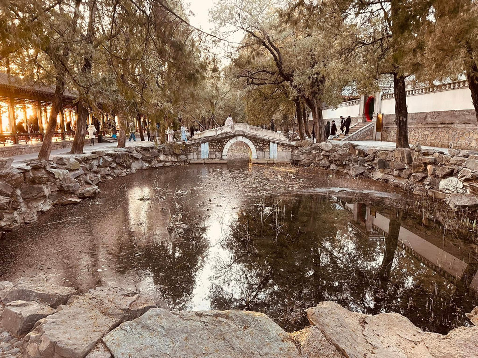 Năm 1998, UNESCO đã công nhận cung điện mùa hè là Di sản thế giới, là đại diện tiêu biểu của kiến trúc vườn rừng hoàng gia, nơi kết hợp hài hòa giữa cảnh quan thiên nhiên và nhân tạo.(Ảnh: Anh Quang/Vietnam+)