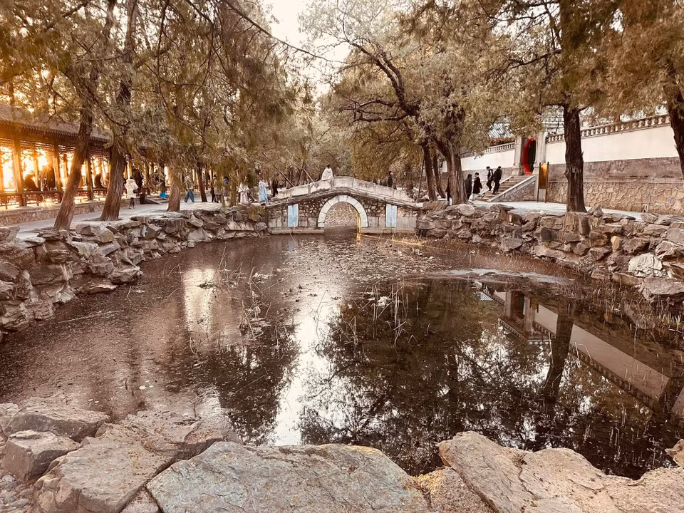 Năm 1998, UNESCO đã công nhận cung điện mùa hè là Di sản thế giới, là đại diện tiêu biểu của kiến trúc vườn rừng hoàng gia, nơi kết hợp hài hòa giữa cảnh quan thiên nhiên và nhân tạo.(Ảnh: Anh Quang/Vietnam+)