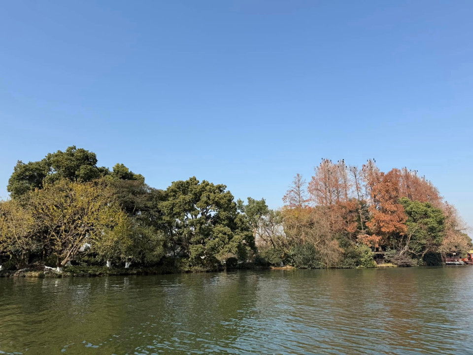 Năm 2011, Tây Hồ Trung Quốc được UNESCO đưa vào danh sách di sản văn hóa thế giới. Đây cũng là một cột mốc và bước ngoặt quan trọng trong việc đưa cảnh đẹp Tây Hồ đến gần hơn với cộng đồng du khách trong và ngoài nước. (Ảnh: Anh Quang/Vietnam+)