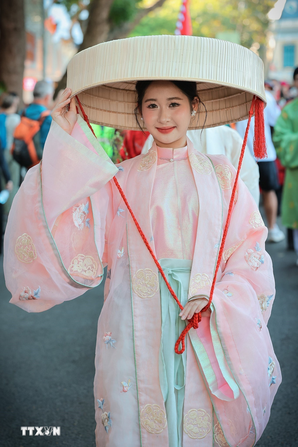 Người mẫu trình diễn trang phục truyền thống đầy sắc màu trong lễ diễu hành. (Ảnh: Lê Đông/TTXVN)