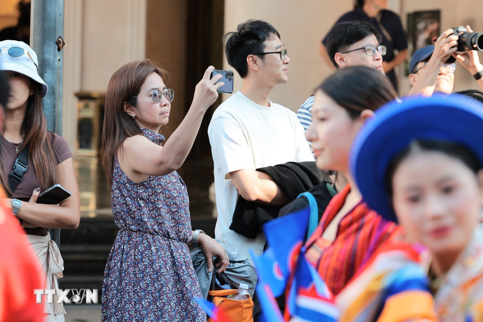 Người dân hứng thú, ghi lại khoảnh khắc trong lễ diễu hành. (Ảnh: Lê Đông/TTXVN)