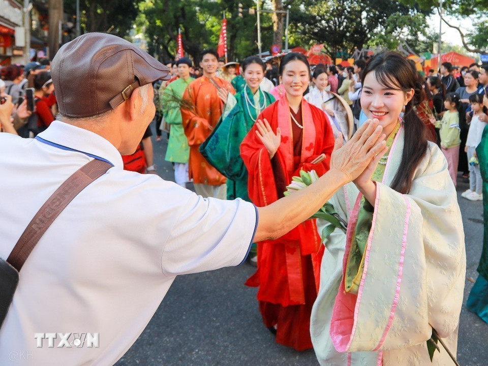 Ngày hội Việt phục "Bách hoa Bộ hành" thu hút sự quan tâm của đông đảo người dân và du khách. (Ảnh: Khánh Hoà/TTXVN)
