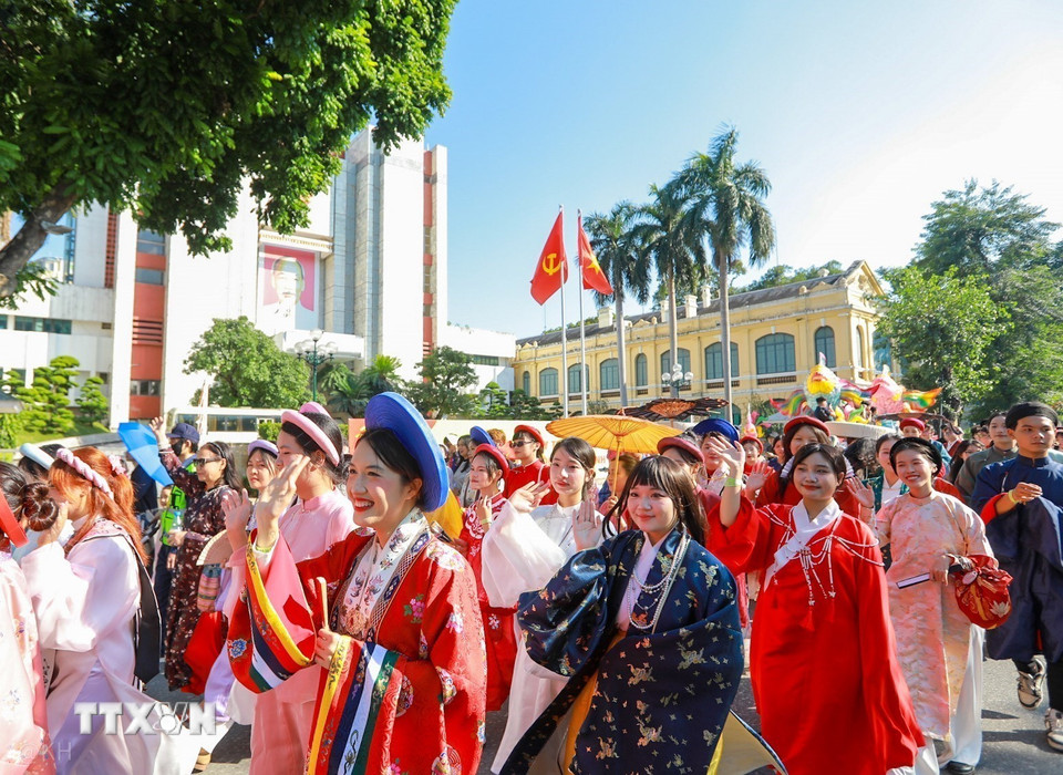 Khối diễu hành đi qua khu vực quanh hồ Hoàn Kiếm. (Ảnh: Khánh Hoà/TTXVN)