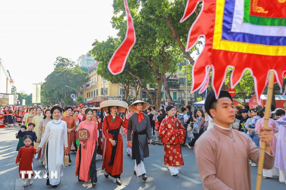 Khối diễu hành đi qua các tuyến phố của Hà Nội. (Ảnh: Khánh Hoà/TTXVN)