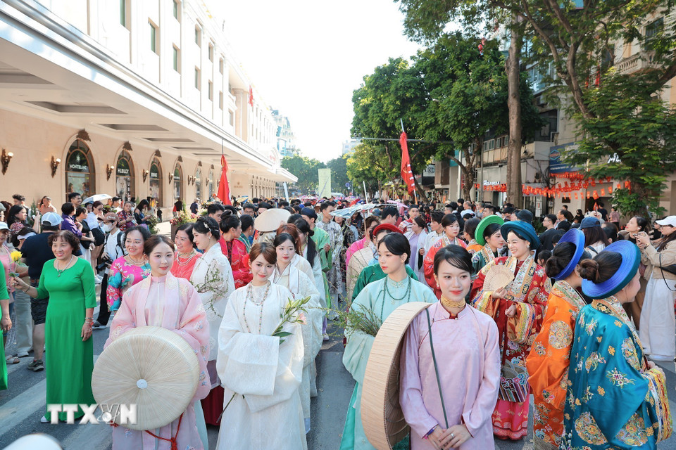 Khối diễu hành đi qua các tuyến phố của Hà Nội. (Ảnh: Khánh Hoà/TTXVN)