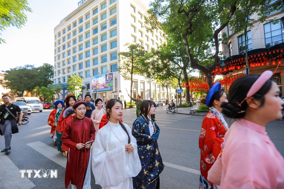 Khối diễu hành đi qua các tuyến phố của Hà Nội. (Ảnh: Khánh Hoà/TTXVN)