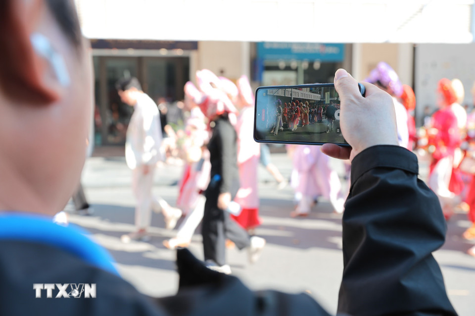 Người dân hứng thú, ghi lại khoảnh khắc trong lễ diễu hành. (Ảnh: Lê Đông/TTXVN)