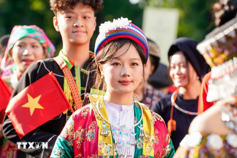 Trang phục truyền thống của 54 dân tộc Việt Nam xuất hiện tại Ngày hội Việt phục "Bách hoa Bộ hành". (Ảnh: Khánh Hoà/TTXVN)