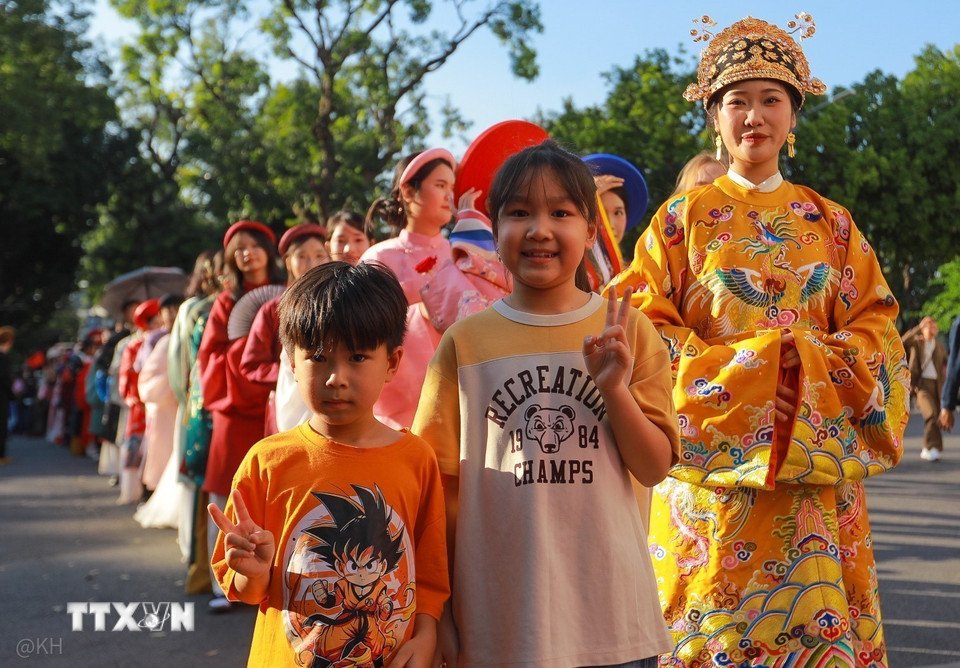 Ngày hội Việt phục "Bách hoa Bộ hành" thu hút sự quan tâm của đông đảo người dân và du khách. (Ảnh: Khánh Hoà/TTXVN)