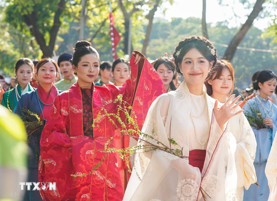 Khối diễu hành đi qua các tuyến phố của Hà Nội. (Ảnh: Khánh Hoà/TTXVN)