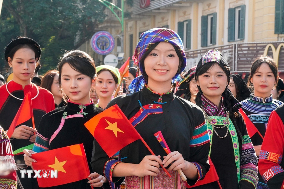 Trang phục truyền thống của 54 dân tộc Việt Nam xuất hiện tại Ngày hội Việt phục "Bách hoa Bộ hành". (Ảnh: Khánh Hoà/TTXVN)