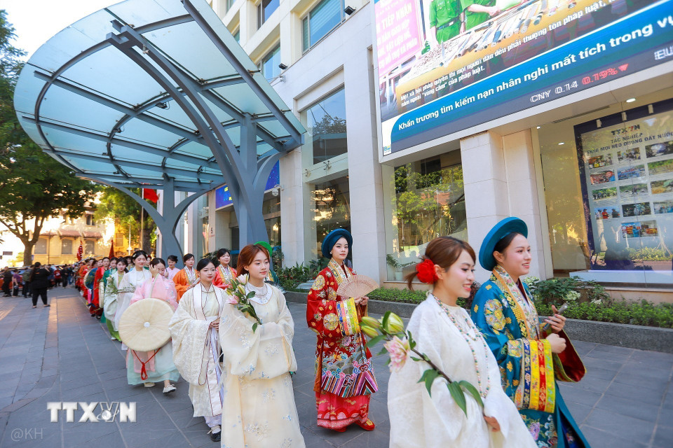 Khối diễu hành đi qua các tuyến phố của Hà Nội. (Ảnh: Khánh Hoà/TTXVN)