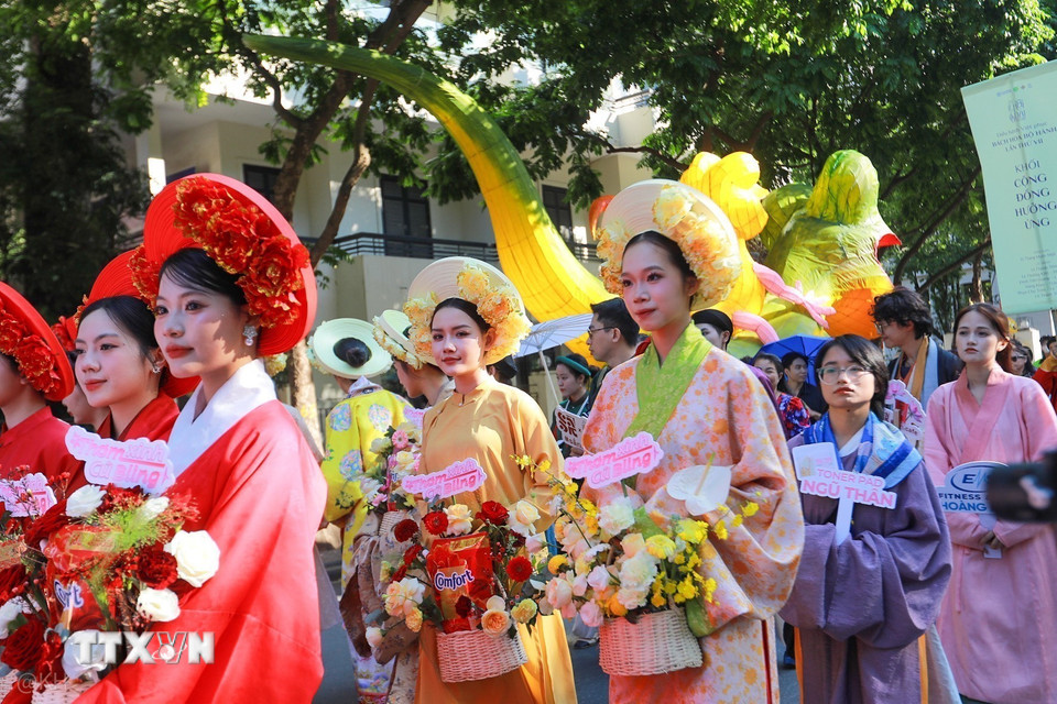 Khối diễu hành đi qua các tuyến phố của Hà Nội. (Ảnh: Khánh Hoà/TTXVN)