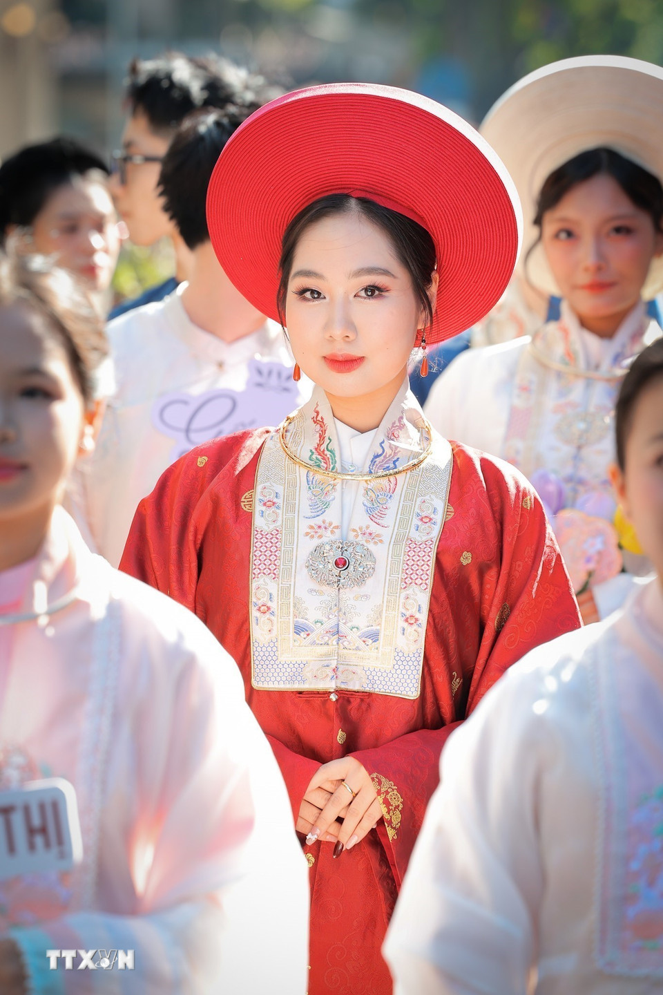 Người mẫu trình diễn trang phục truyền thống đầy sắc màu trong lễ diễu hành. (Ảnh: Lê Đông/TTXVN)