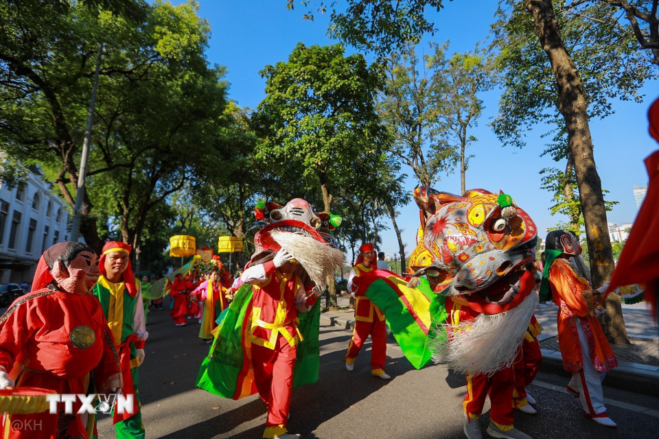 Khối diễu hành đi qua các tuyến phố của Hà Nội. (Ảnh: Khánh Hoà/TTXVN)