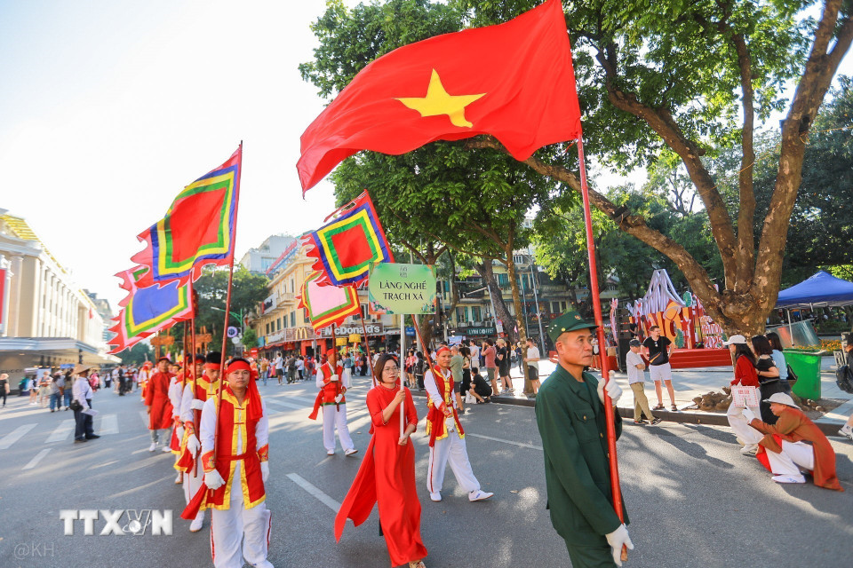 Khối diễu hành đi qua các tuyến phố của Hà Nội. (Ảnh: Khánh Hoà/TTXVN)